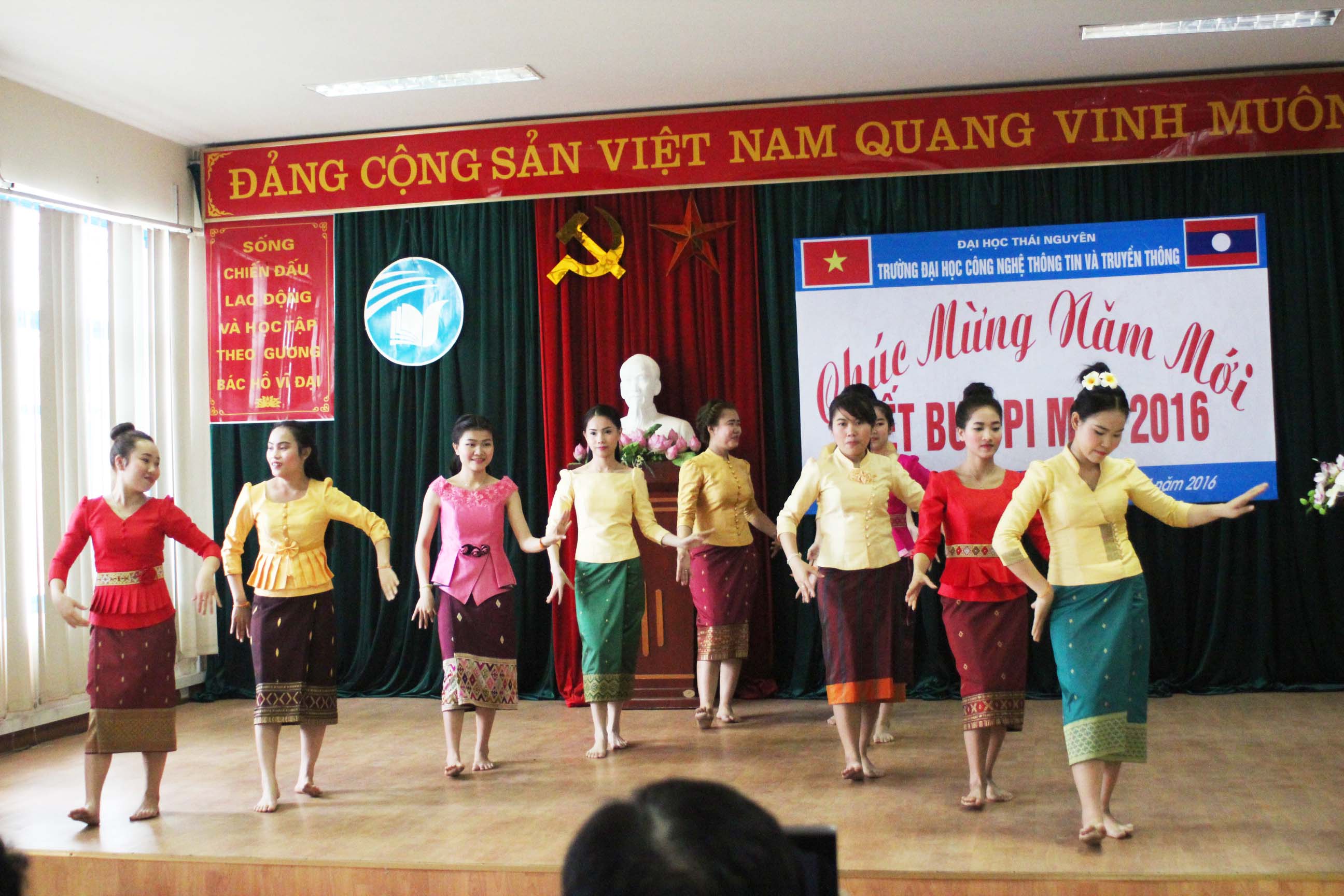 Ấm nồng Tết BunPiMay 2016 Thắm tình đoàn kết anh em Việt Lào tại ICTU